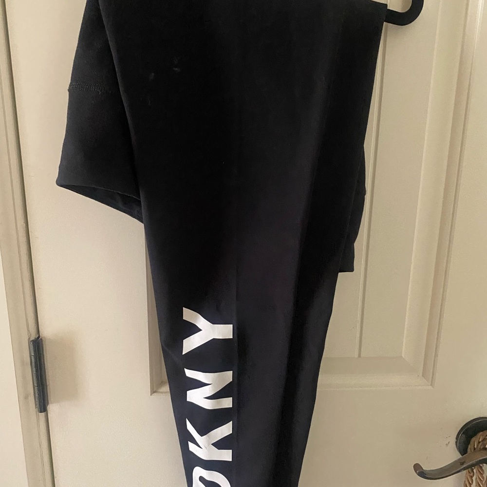 Size medium black leggings almost new